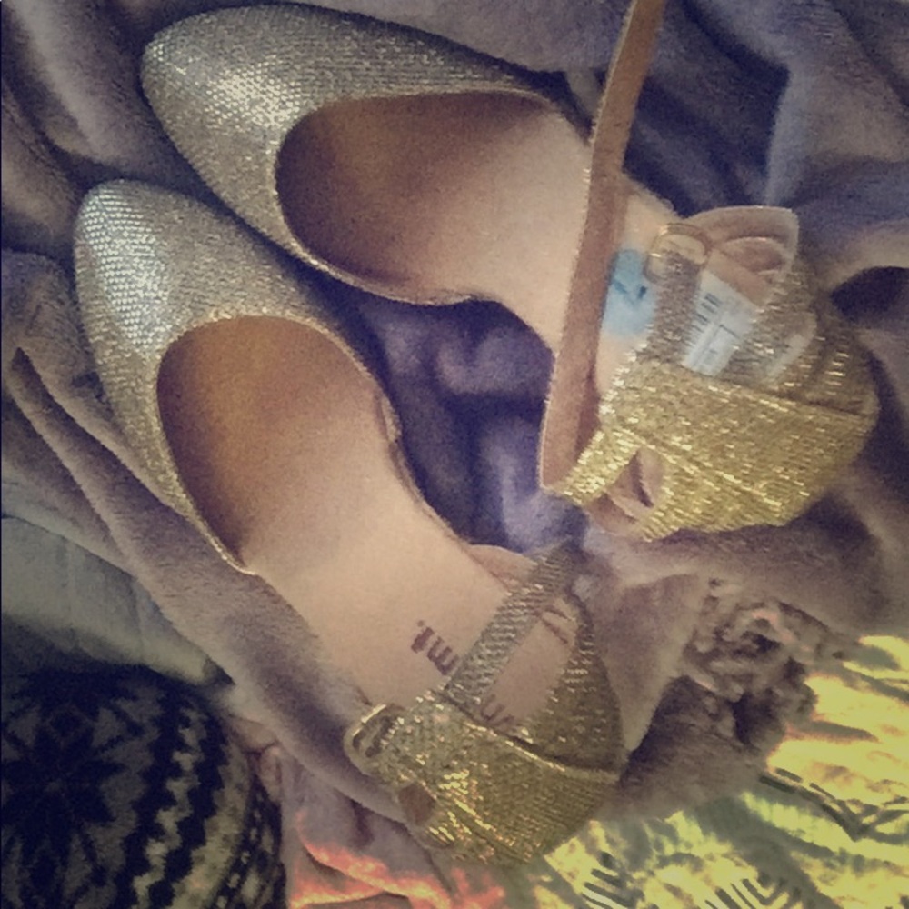 💛 Brand new heels.